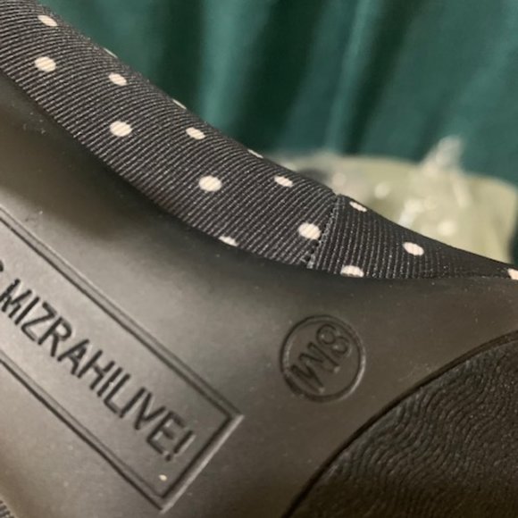 Isaac Mizrahi Black heels with white dots and white piping - Picture 6 of 10